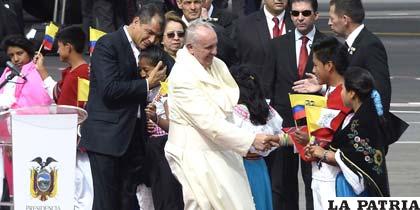 Papa Francisco junto a niños de Ecuador /latercera.com