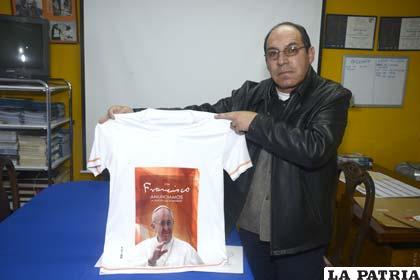 José Luis Aguirre muestra una polera con la imagen del Papa Francisco /cambio.bo