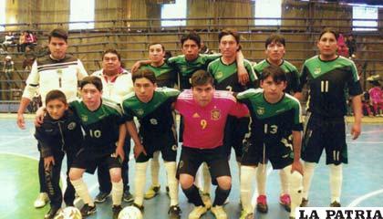 El plantel de jugadores de 14 de Marzo, campeones en Primera de Ascenso