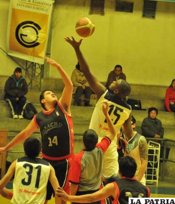 La acción del partido entre CAN y Saracho, Reyes y Villavicencio en la disputa del balón