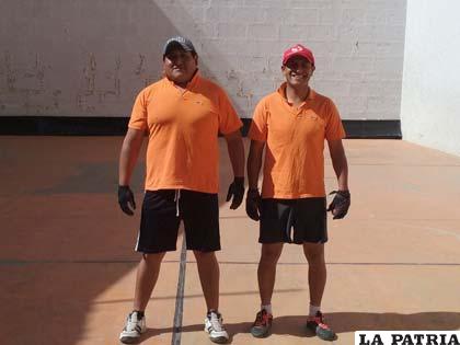 Los pelotaris Condarco y Ticona de Multiservicios Ves