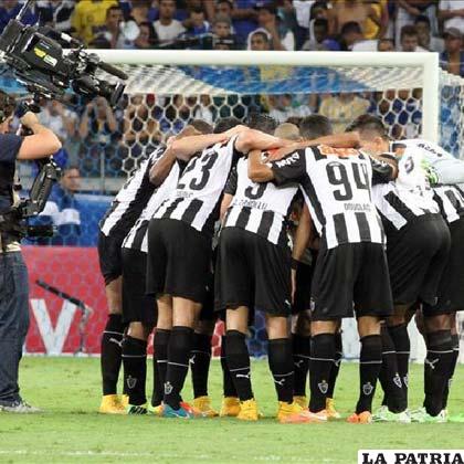 Los jugadores del Atlético Mineiro se reúnen en el centro del campo de juego /holaciudad.com