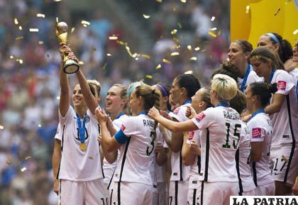 Las jugadoras de Estados Unidos festejan con el trofeo en alto /20minutos.com