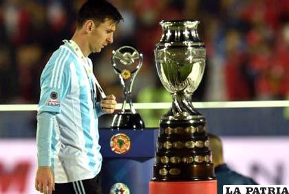 Messi con la medalla de plata, cerca de él el trofeo que nunca pudo levantar /ENNOVVA.com