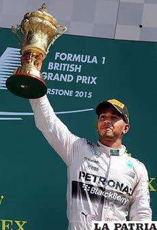 Hamilton con el trofeo en alto /grupojoly.com