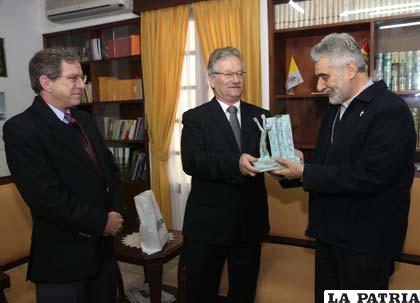 El presidente, Pedro Rivero y el segundo vicepresidente, Marcelo Santa Cruz de la ANP, entregan el Premio Libertad para el Papa 
Francisco /ANP