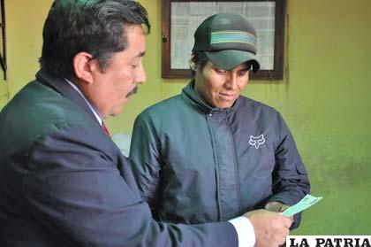 Director del Sereci entrega el certificado de nacimiento a uno de los internos