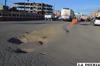 En menos de 2 años el asfaltado de la Terminal de Buses presenta mucho deterioro