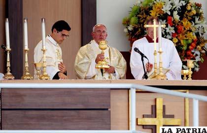 El Papa Francisco (c) oficia una misa campal hoy, lunes 6 de julio /elnuevoherald.com