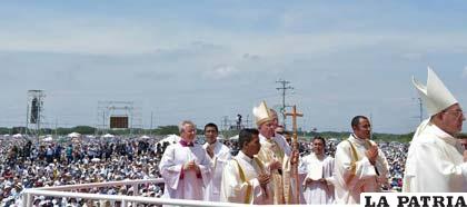 El Papa Francisco en Guayaquil oficiando su primera misa /elnuevoherald.com