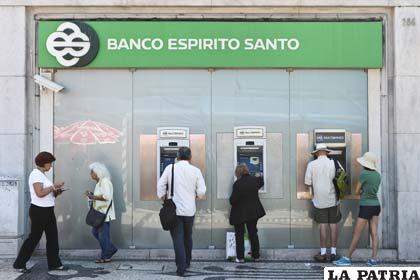 Personas retiran dinero de una sucursal del Banco Espirito Santo en Lisboa /vozpopuli.com