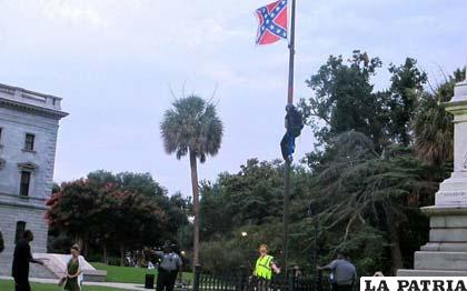Detienen a una activista por tratar de quitar la bandera confederada /elnuevoherald.com