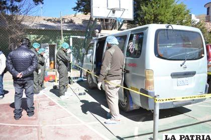 El minibús que utilizaron los peruanos para delinquir el martes 30 de junio en Oruro