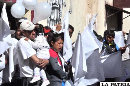 Internos del penal de San Pedro vestidos de blanco por la llegada del Papa