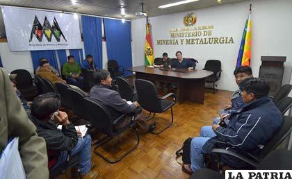 Reunión del ministro de Minería, César Navarro, y cooperativistas /APG