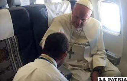 El Papa Francisco bendice al piloto, Nasser Mostajo /ANF