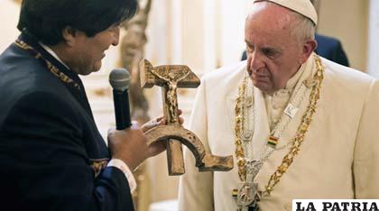 El Presidente Evo Morales entrega el crucifijo al Papa Francisco /mdzol.com