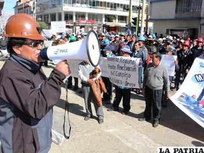 Trabajadores peruanos en marcha de protesta