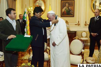 Papa Francisco donó sus condecoraciones a la imagen de la Virgen de Copacabana /ABI