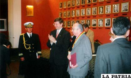 Recibiendo la máxima condecoración del Senado de la República de Bolivia