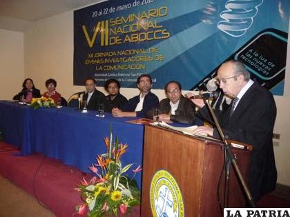 Beltrán agradece el homenaje de la Aboccs en la UCB La Paz 2010