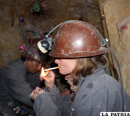 Una gringa pijchando en el interior de la mina