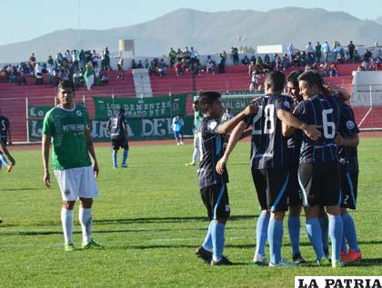 Festejan los de Ciclón ante la mirada de Santos Amador /APG