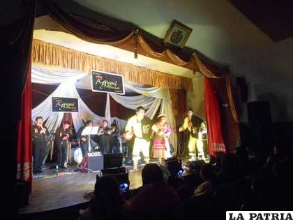 Grupo Raymi acompañado de danzarines en escenario