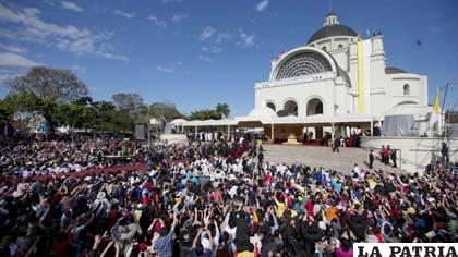 Miles de paraguayos reciben al Papa Francisco /EFE