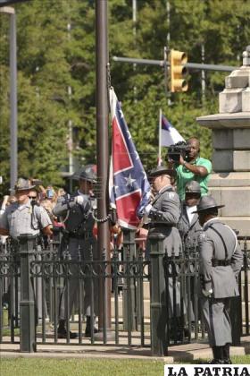 Guardia de Honor retira bandera confederada del Capitolio de Carolina del Sur /efe.com