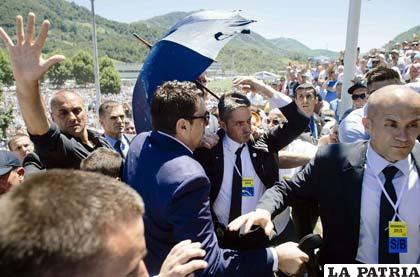 Guardaespaldas intentan proteger al primer ministro serbio, Aleksandar Vucic /nacion.com