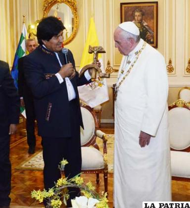 El momento que el Presidente Evo entrega el crucificado en una hoz y martillo al Papa /ABI