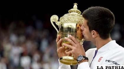 Novak Djokovic con el trofeo de campeón en Wimbledon /eurosport.com
