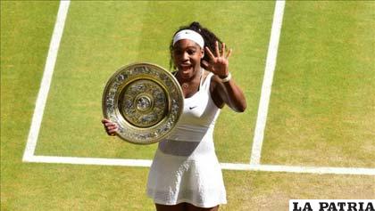 Serena Williams con la bandeja de campeona en Wimbledon /eurosport.com