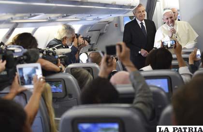 El Papa Francisco en conferencia de prensa en el avión /BIGBANGNEWS.COM