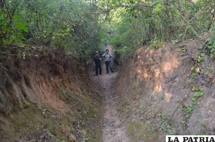 La trinchera es registrada en fotografía por un historiador