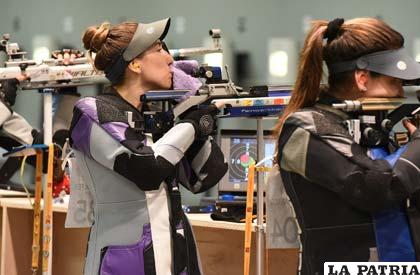 Ana Karina Garcia, de Bolivia, neutraliza el sudor de su rostro durante la competencia de Rifle con aire /walter challap