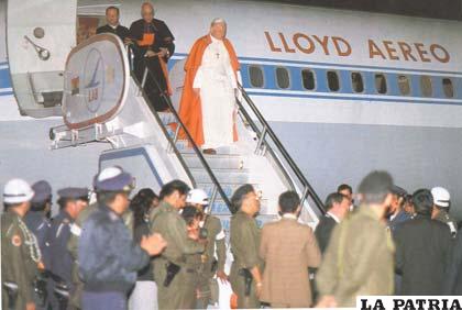 Llegada del Papa Juan Pablo II a Bolivia /3.abi.bo