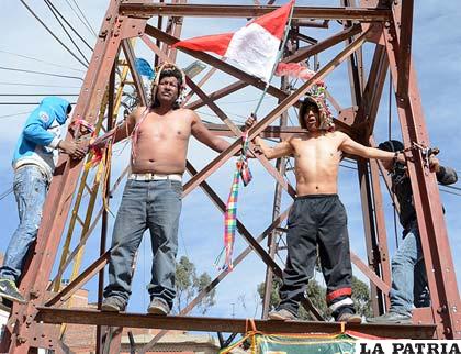 Crucifixión de potosinos en su región en apoyo a cívicos /APG