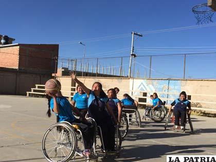 La acción del cotejo Pumas frente a Amigas X Siempre