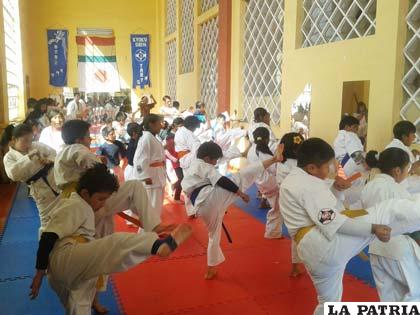 Deportistas que participaron en el nacional de karate