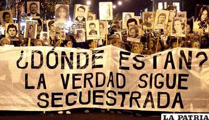 Familiares en marcha de protesta pidiendo esclarecer desapariciones durante la dictadura /elpais.cr