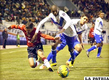 La acción del cotejo que se disputó anoche