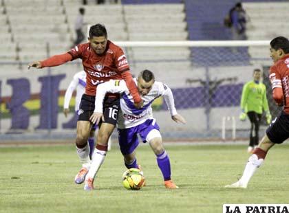 La acción del partido que se disputó anoche en el 