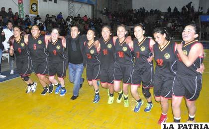Vuelta olímpica de las jugadoras de Alemán que conquistaron el título