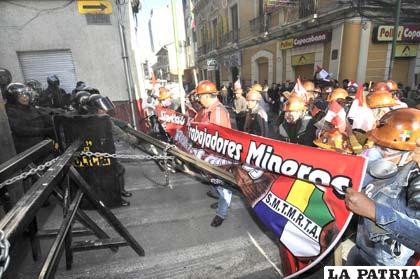 Mineros asalariados intentaron ingresar por la fuerza a la plaza Murillo /APG