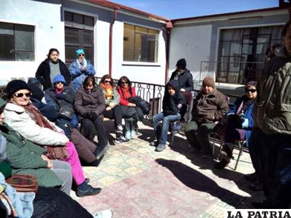 Extranjeros que fueron evacuados en autobuses hacia Uyuni /eltribuno.info