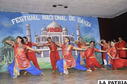 Danza y colorido en el Concurso de Danza Hindú