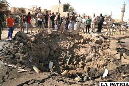 El cráter causado por el atentado suicida del EI en un mercado popular cercano a Bagdad /lavanguardia.com