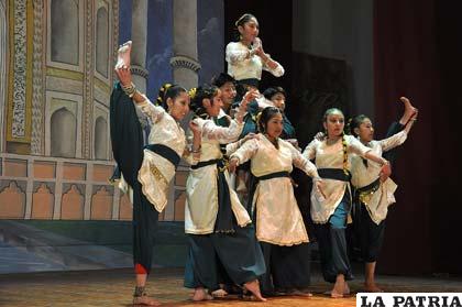 Magníficas presentaciones en el festival de danza hindú
